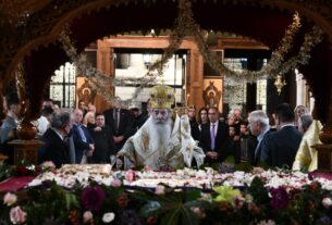 Μητρόπολη Πειραιά: Δείτε live την ακολουθία του Επιταφίου