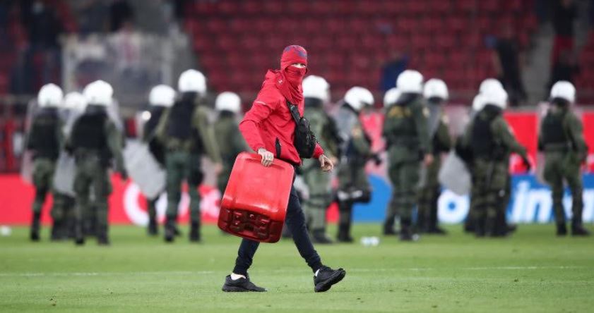 Ολυμπιακός - ΑΕΚ 1-3: Σφαγή και επεισόδια στο Καραϊσκάκης...