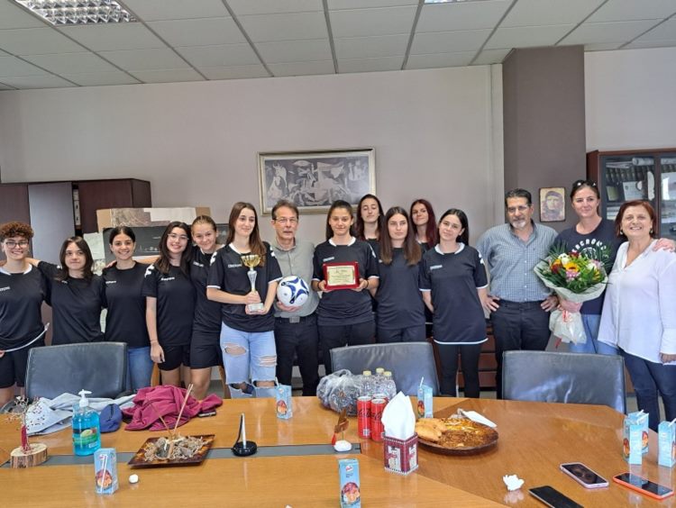 Κερατσίνι: Τα συγχαρητήρια του δήμου στα κορίτσια της ομάδας ποδοσφαίρου του 1ου ΓΕΛ Κερατσινίου