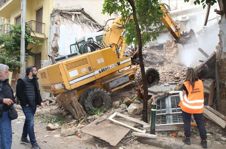 Κατεδάφιση εγκαταλελειμμένου ακινήτου στο κέντρο της πόλης από τον Δήμο Πειραιά