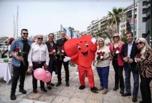 Χιλιάδες λουλούδια και συμβολικές δράσεις για τις Πειραιώτισσες μητέρες