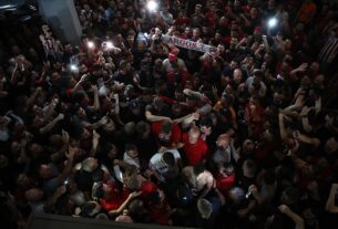 Αποθέωση του νταμπλούχου Ολυμπιακού από χιλιάδες οπαδούς στο ΣΕΦ