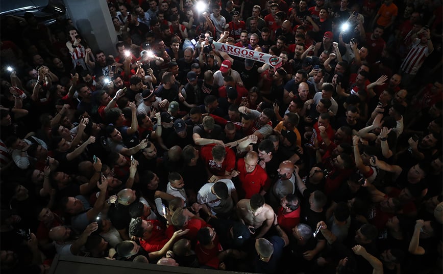 Αποθέωση του νταμπλούχου Ολυμπιακού από χιλιάδες οπαδούς στο ΣΕΦ