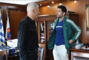 Στο Δημοτικό Θέατρο Πειραιά ο Μίλτος Τεντόγλου για το Piraeus Street Long Jump