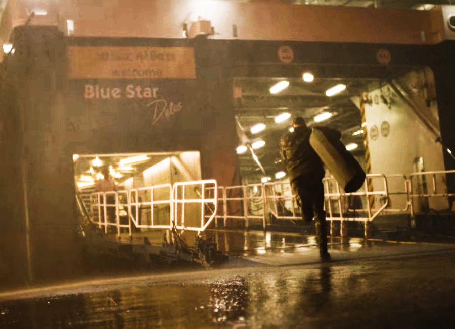 Ειρωνεία: Στην διαφήμιση της Blue Star ο καπετάνιος περιμένει τον αργοπορημένο επιβάτη