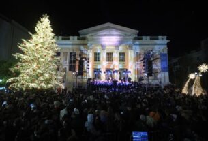 Στον Πειραιά το πιο φωτεινό Χριστουγεννιάτικο δένδρο!