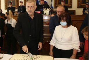 Πρωτοχρονιά 2024: Ο Δήμος Πειραιά έκοψε την παραδοσιακή Βασιλόπιτα