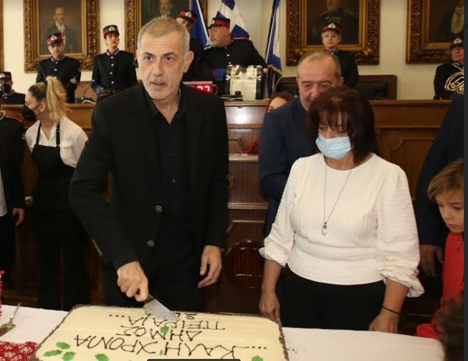 Πρωτοχρονιά 2024: Ο Δήμος Πειραιά έκοψε την παραδοσιακή Βασιλόπιτα