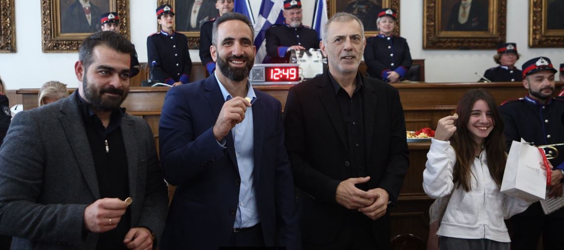 Πρωτοχρονιά 2024: Ο Δήμος Πειραιά  έκοψε την παραδοσιακή Βασιλόπιτα