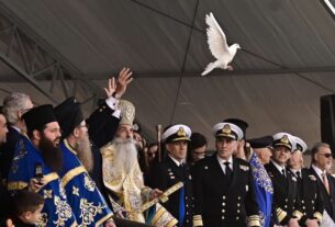 Θεοφάνεια 2024: Με λαμπρότητα η τελετή αγιασμού των υδάτων στο λιμάνι του Πειραιά