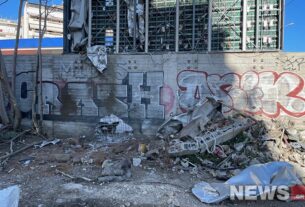 Βομβαρδισμένο τοπίο η περιοχή γύρω από το βενζινάδικο στον Πειραιά μετά την έκρηξη βόμβας