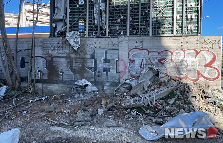 Βομβαρδισμένο τοπίο η περιοχή γύρω από το βενζινάδικο στον Πειραιά μετά την έκρηξη βόμβας