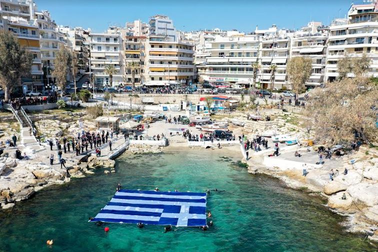 Εθνική Επέτειο της 25ης Μαρτίου 1821: Η Ελληνική σημαία στη θάλασσα του Πειραιά