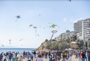 Φρεαττύδα: Με παραδοσιακό γλέντι και με το πέταγμα πολύχρωμων χαρταετών γιόρτασαν οι Πειραιώτες τα Κούλουμα