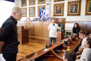 Συνάντηση Δημάρχου Πειραιά Γιάννη Μώραλη  με μαθητές του 2ου  και  του 35ου   Δημοτικού  Σχολείου Πειραιά της ομάδας ρομποτικής  RoboMpliMplikia
