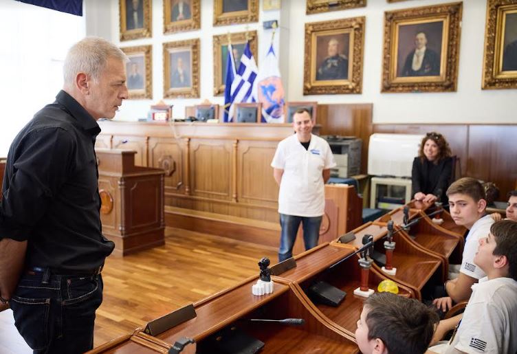 Συνάντηση Δημάρχου Πειραιά Γιάννη Μώραλη  με μαθητές του 2ου  και  του 35ου   Δημοτικού  Σχολείου Πειραιά της ομάδας ρομποτικής  RoboMpliMplikia