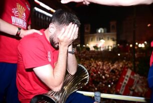 Ξέσπασε σε δάκρυα χαράς ο Κώστας Φορτούνης στο λεωφορείο ενώ η ομάδα γνώριζε την αποθέωση, στη διαδρομή