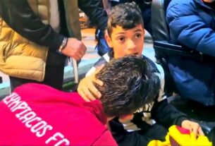 ΠΑΟΚ-Ολυμπιακός 2-0: Ο Τζολάκης πήγε στον μικρό Γιαννάκη μετά το ματς και του χάρισε τη φανέλα του