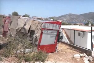 Φωτιά Σαλαμίνα: Ανατράπηκε πυροσβεστικό όχημα