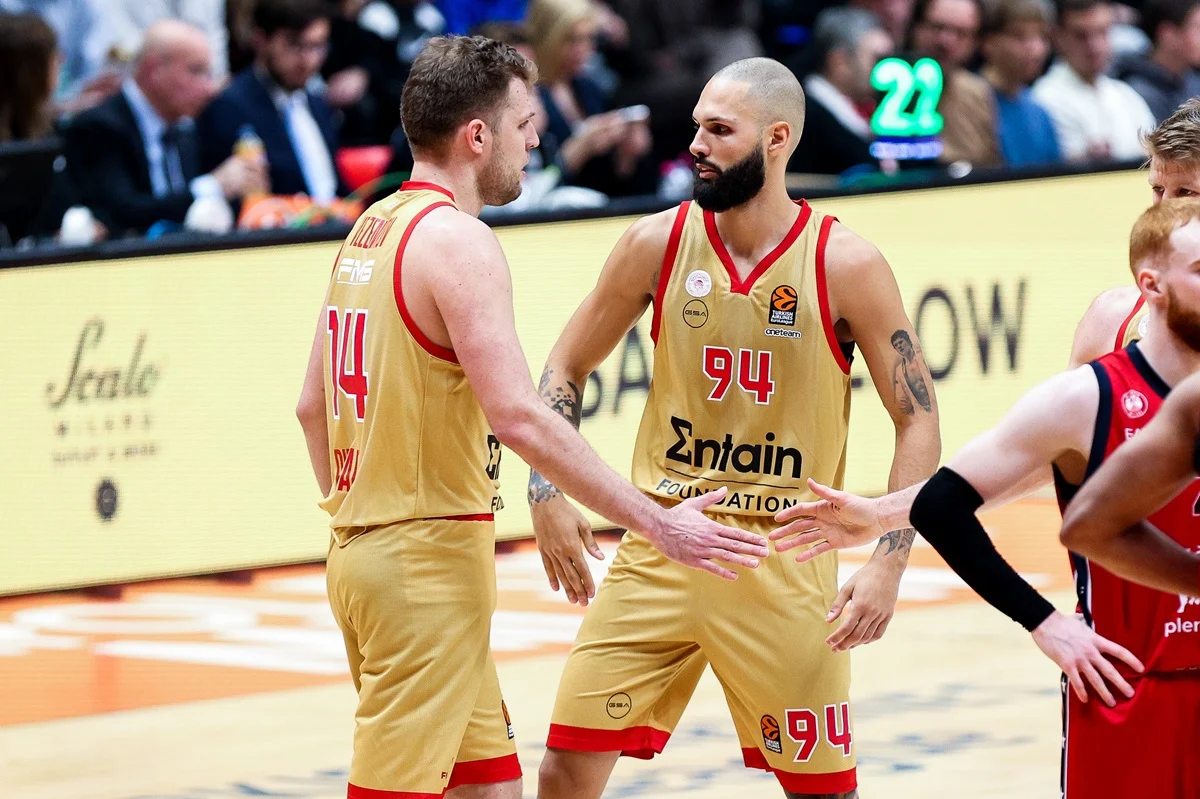 Αρμάνι Μιλάνο - Ολυμπιακός 83-84: Άντεξε στο τέλος και «έπιασε» και πάλι κορυφή