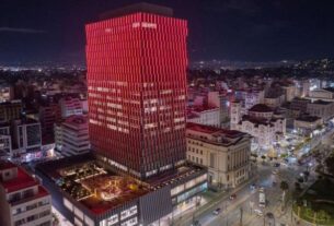 Πύργος Πειραιά: Φωταγωγήθηκε σημαίνοντας την έναρξη των χριστουγεννιάτικων εκδηλώσεων