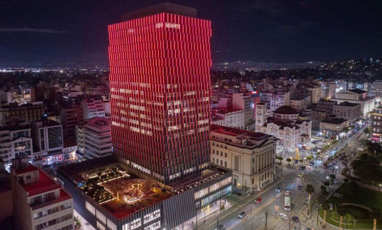 Πύργος Πειραιά: Φωταγωγήθηκε σημαίνοντας την έναρξη των χριστουγεννιάτικων εκδηλώσεων