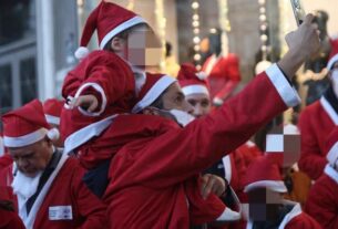 xιλιάδες Αγιοβασίληδες «ξεχύθηκαν» στους δρόμους του Πειραιά στο «Santa Night Run»