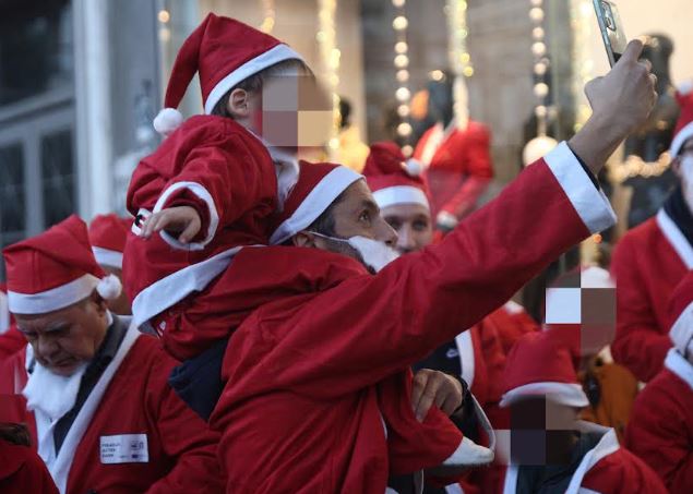 xιλιάδες Αγιοβασίληδες «ξεχύθηκαν» στους δρόμους του Πειραιά στο «Santa Night Run»