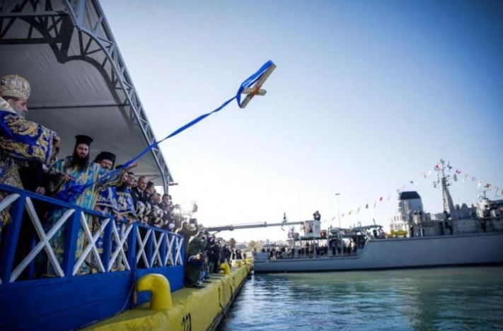 Θεοφάνια 2025: Ο αγιασμός των υδάτων στο λιμάνι του Πειραιά