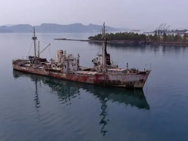 Το πλοίο - «φάντασμα» του Σταμάτη Κόκοτα στα ανοιχτά του Πειραιά