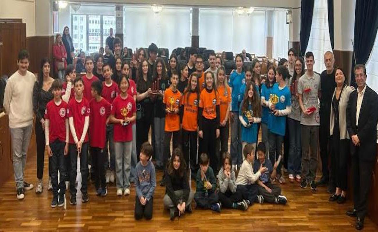 Ο Δήμαρχος Πειραιά Γιάννης Μώραλης υποδέχθηκε ομάδες ρομποτικής που διακρίθηκαν στο Πανελλήνιο Πρωτάθλημα FIRST TECH Challenge 2025