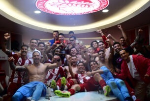 Ολυμπιακός: Γλέντι για το 48ο Πρωτάθλημα στον αγωνιστικό χώρο και στα αποδυτήρια