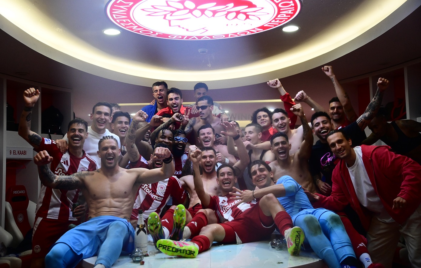 Ολυμπιακός: Γλέντι για το 48ο Πρωτάθλημα στον αγωνιστικό χώρο και στα αποδυτήρια