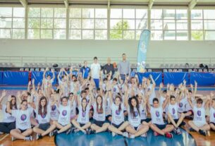 Χίλιοι μαθητές δημοτικών σχολείων του Πειραιά συμμετείχαν στην αθλητική δράση της Ε.Ο.Κ. "Τρίποντα στα Σχολεία"