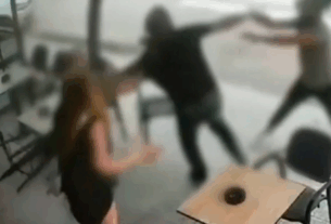 Σοκάρει το βίντεο με τον άγριο ξυλοδαρμό 52χρονου μέχρι θανάτου έξω από μπαρ στο Ναύπλιο – Τον χτύπησαν με ξύλινα γάντια