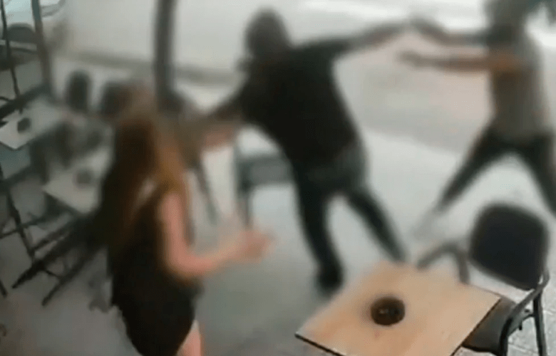 Σοκάρει το βίντεο με τον άγριο ξυλοδαρμό 52χρονου μέχρι θανάτου έξω από μπαρ στο Ναύπλιο – Τον χτύπησαν με ξύλινα γάντια