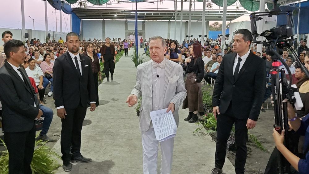 Σε μεγάλη περιοδεία στο Μεξικό ο Πάρις Κατσίβελος