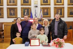 Ο Δήμαρχος Πειραιά βράβευσε την Πειραιώτισσα πυγμάχο Καλλιόπη Κουρούνη