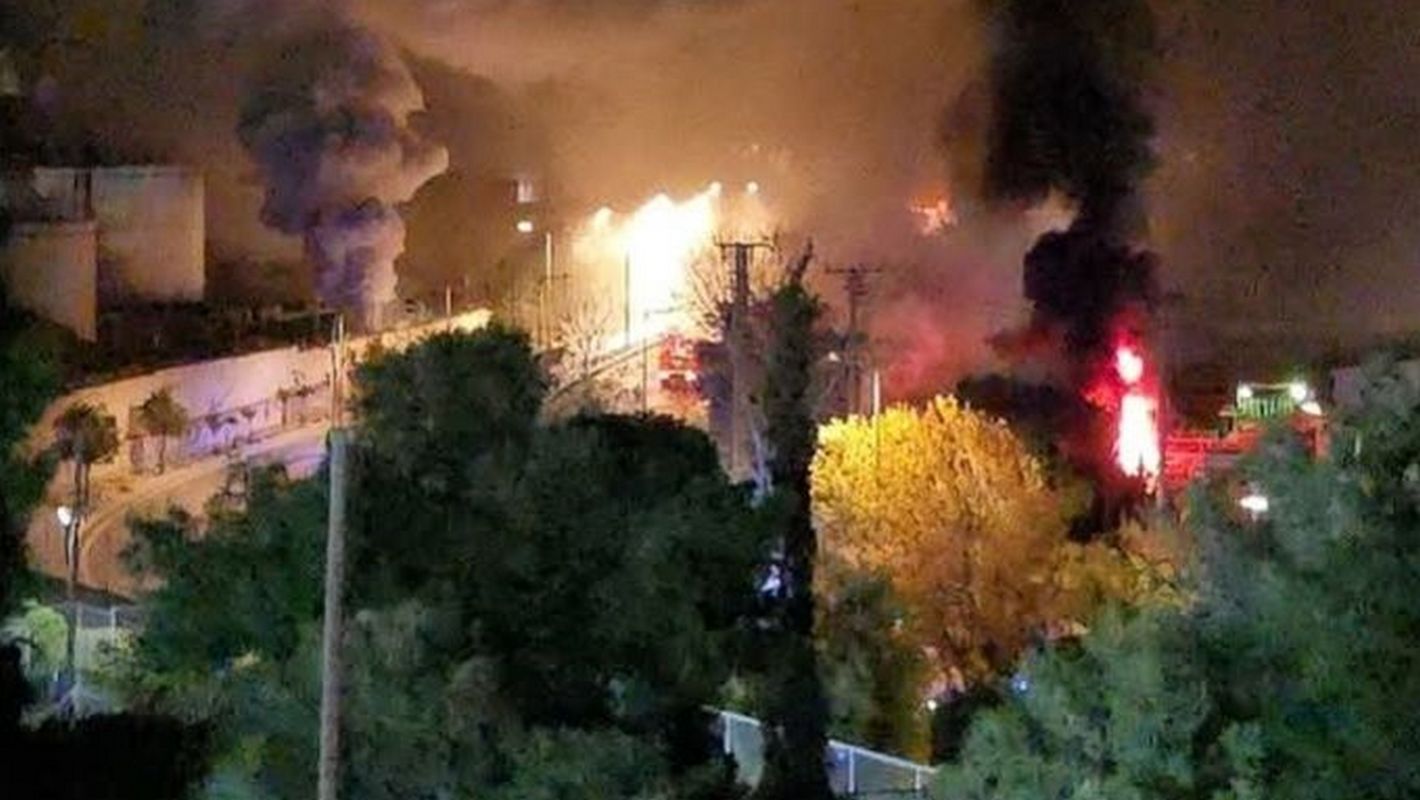 Μεγάλη φωτιά κοντά στα Καζάνια στο Πέραμα, στο ύψος του Όρμου Κερατσινίου - Βίντεο