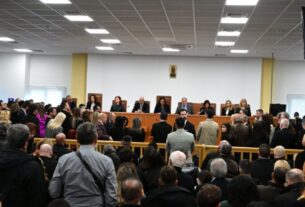 Τραγέλαφος στη Δίκη των Τεμπών: Ακατάλληλη η αίθουσα, "Να παραιτηθεί ο Φλωρίδης"