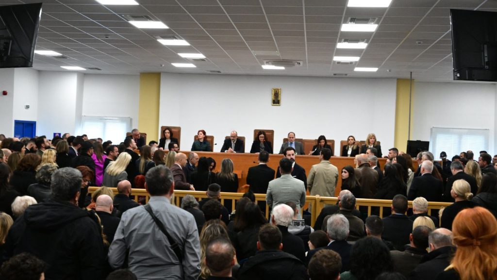 Τραγέλαφος στη Δίκη των Τεμπών: Ακατάλληλη η αίθουσα, "Να παραιτηθεί ο Φλωρίδης"