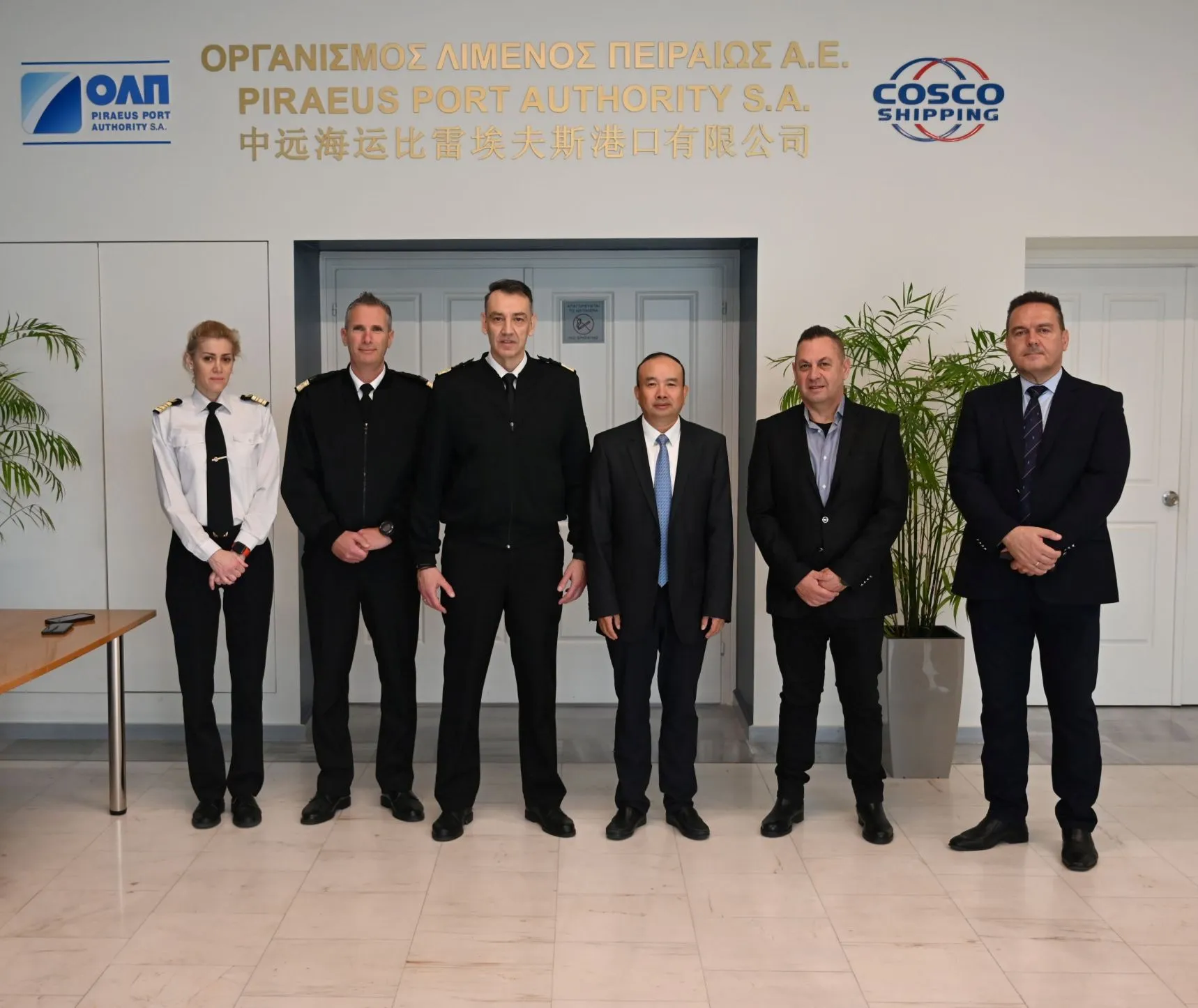 ΟΛΠ A.E.: Δωρεά επτά φορητών απινιδωτών στο Λιμενικό Σώμα